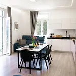 Belvedere 229 Lakeview Apartmán